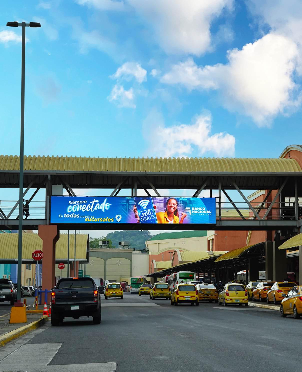 Pantalla digital disponible para pauta publicitaria en Albrook, Panamá.