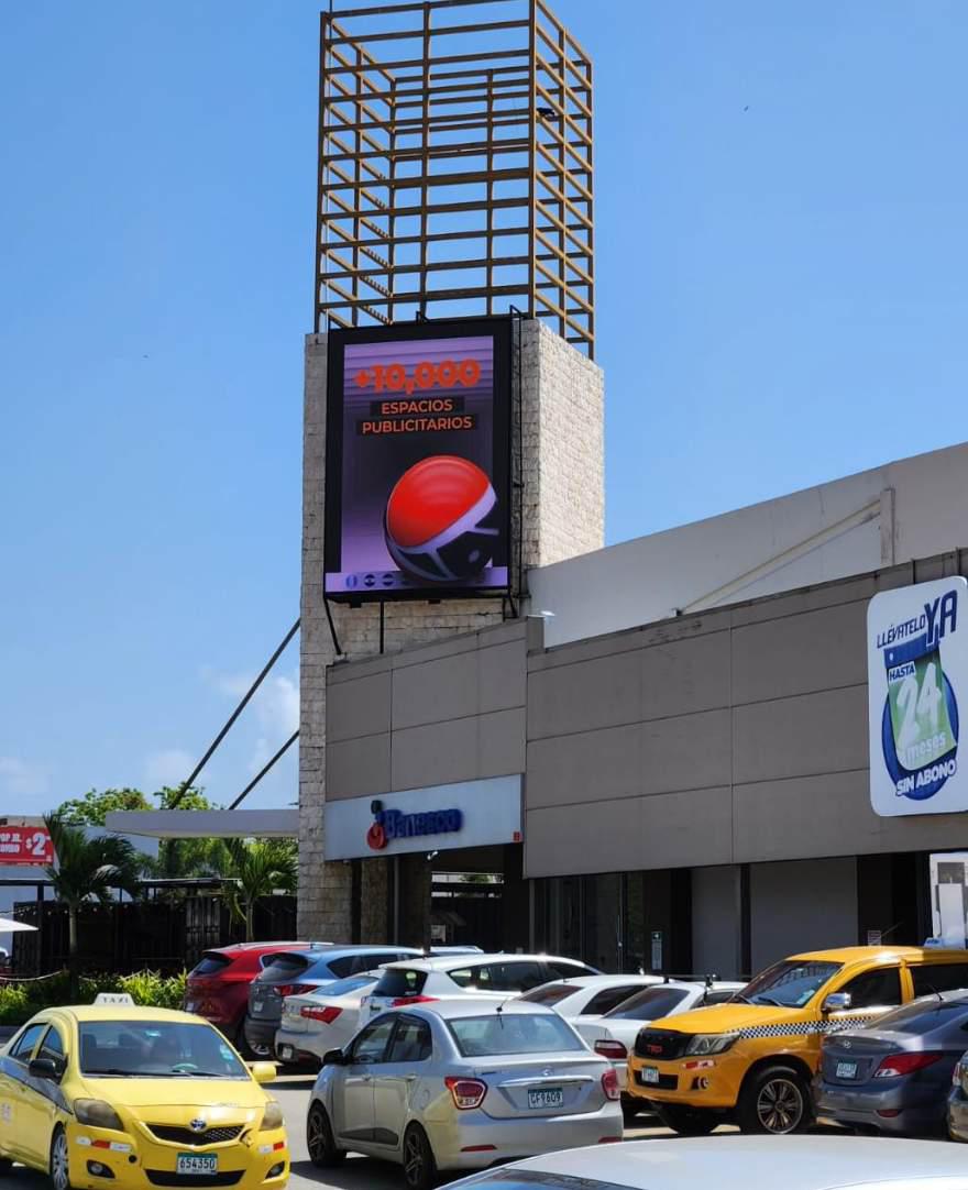 Pantalla digital disponible para pauta publicitaria en Tocumen, Panamá.