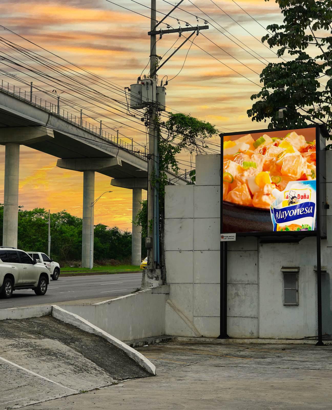 Pantalla digital disponible para pauta publicitaria en Roosevelt, Panamá.